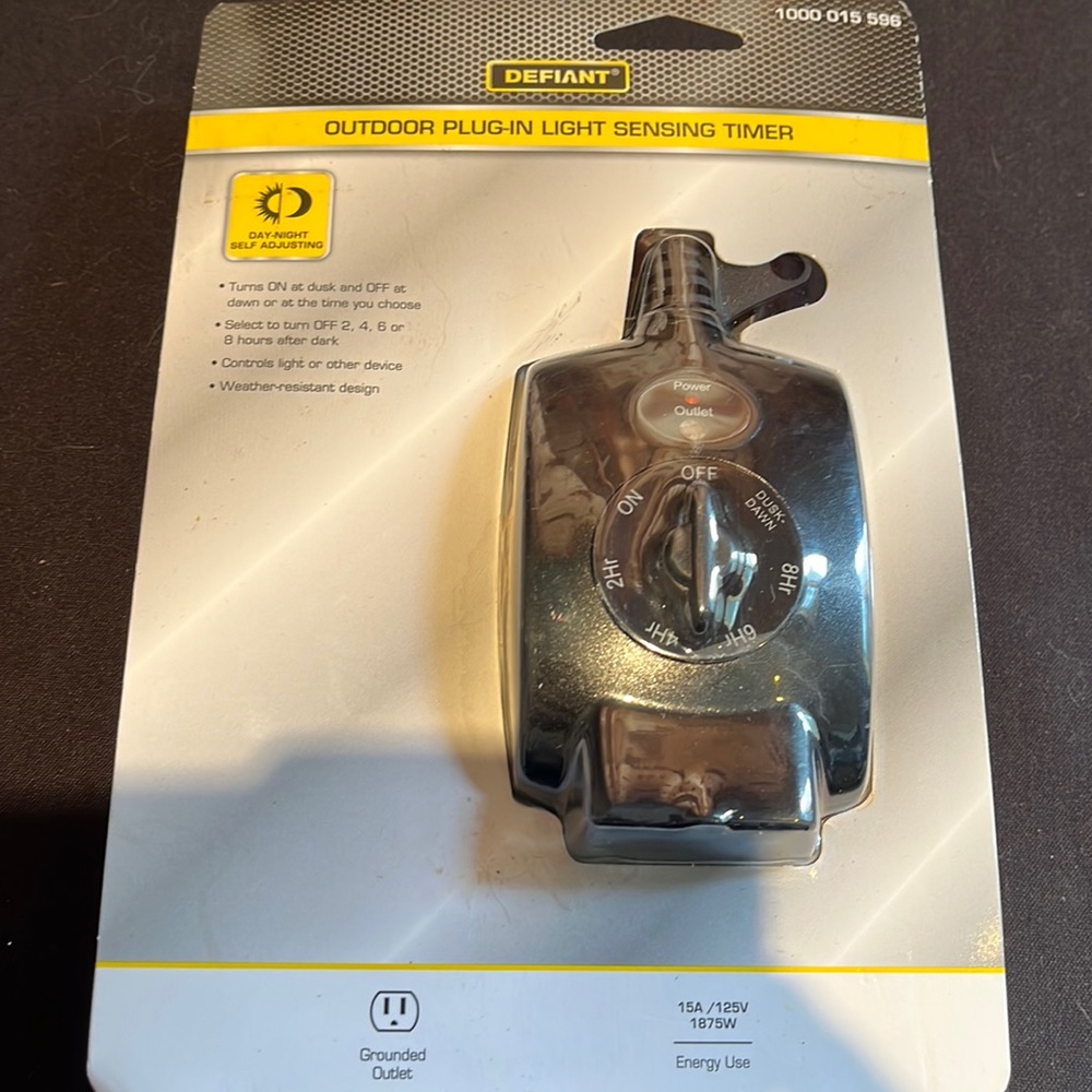 Outdoor Plug-In Light Sensing Timer. Defiant.